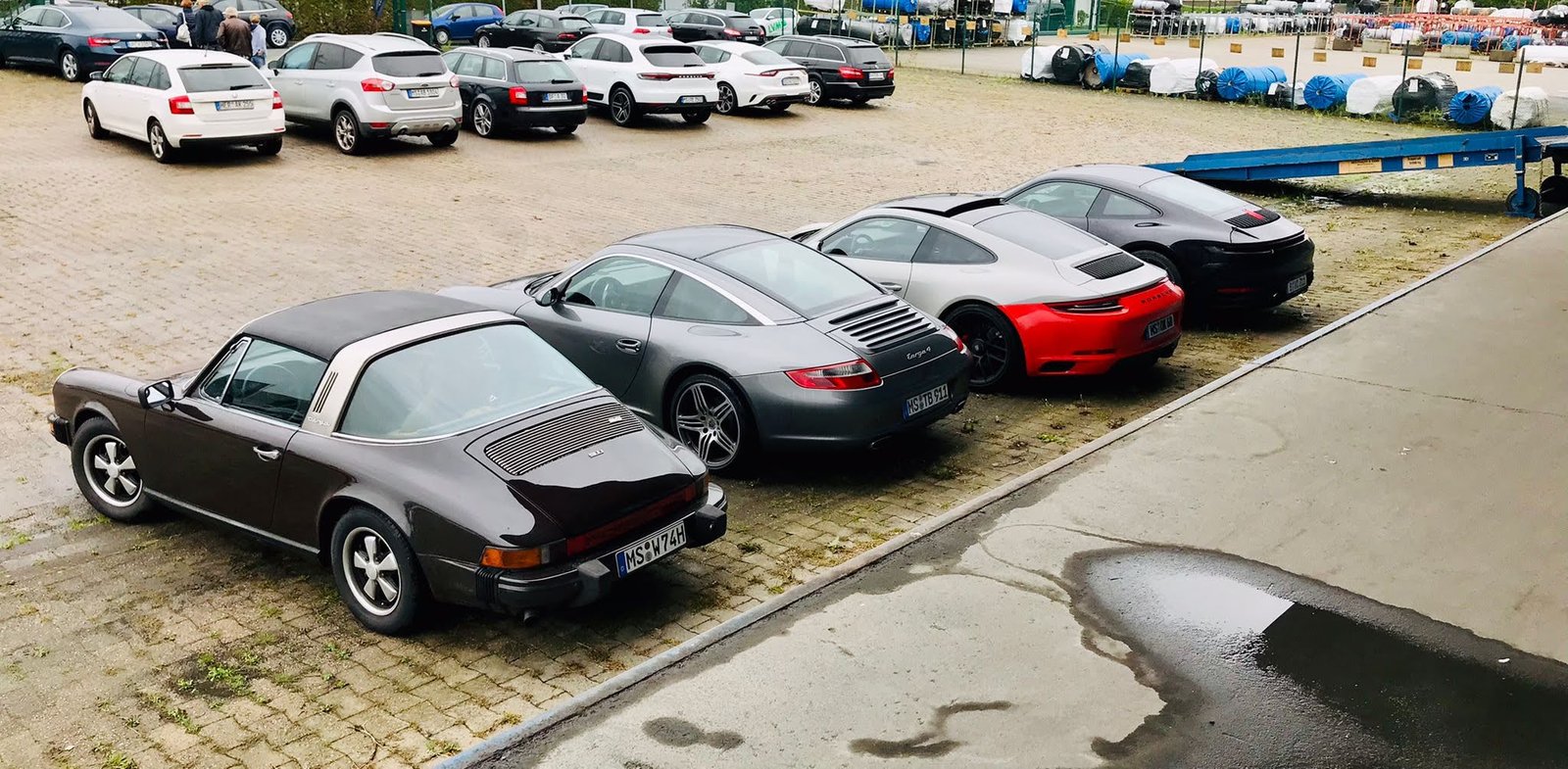 Vier 911 verschiedener Generationen aufgereiht
