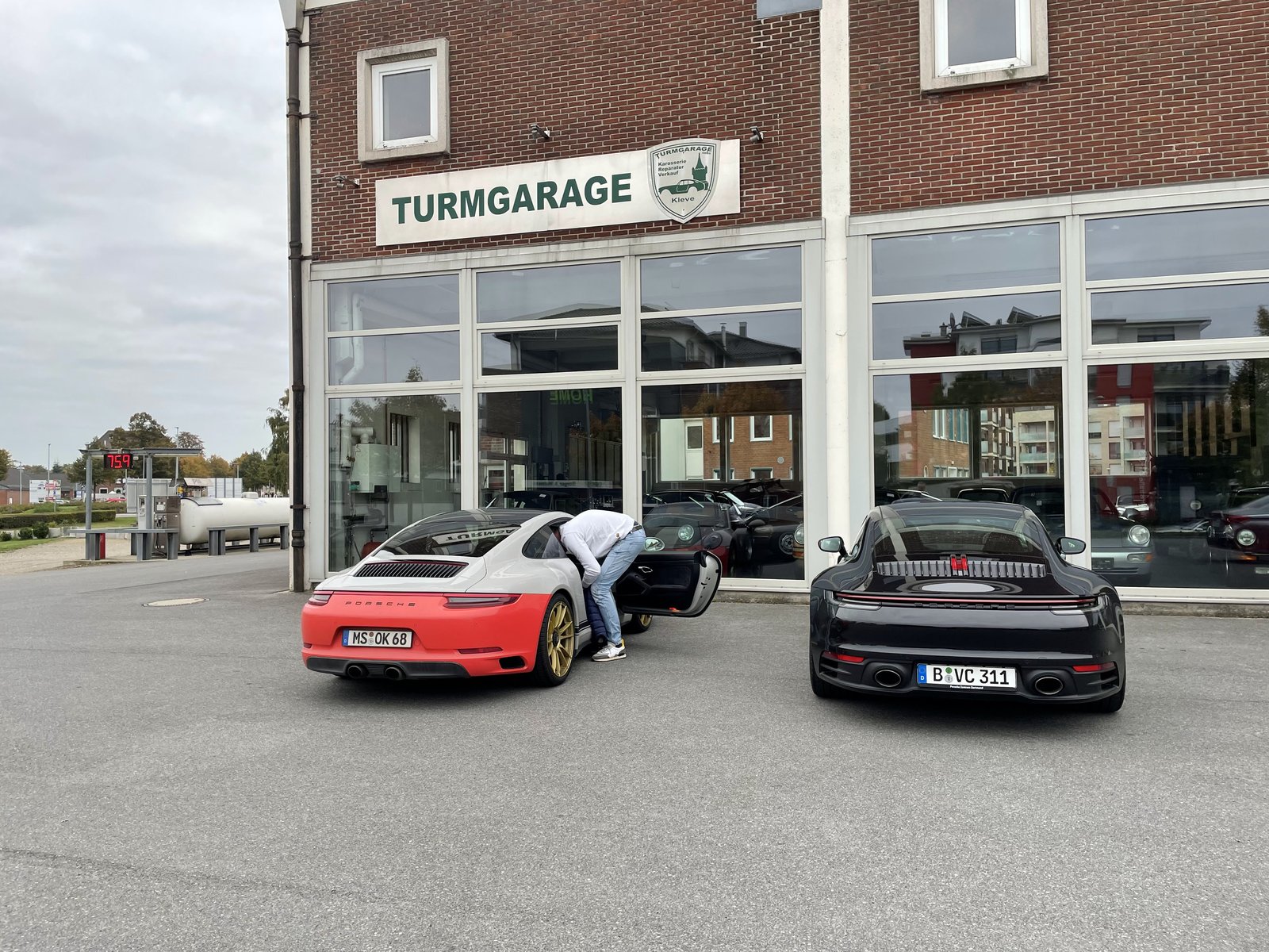 Zwei 992 vor der Turmgarage Kleve