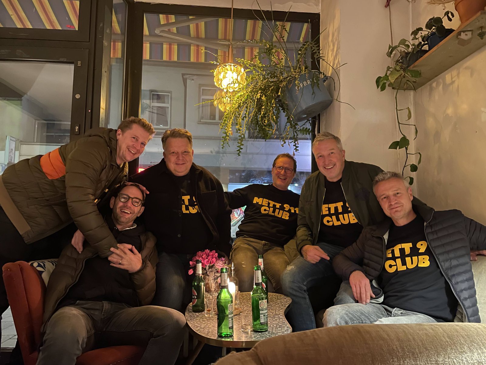 Sechs Clubmitglieder im METT 911-Shirt bei der Weihnachtsfeier