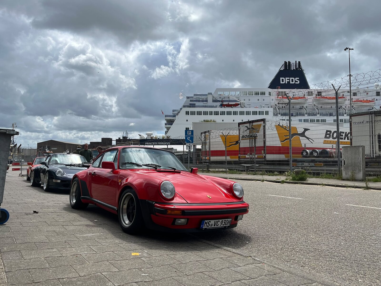 Roter 911 Turbo und schwarzer 993 am DFDS-Terminal, Princess Seaways im Hintergrund