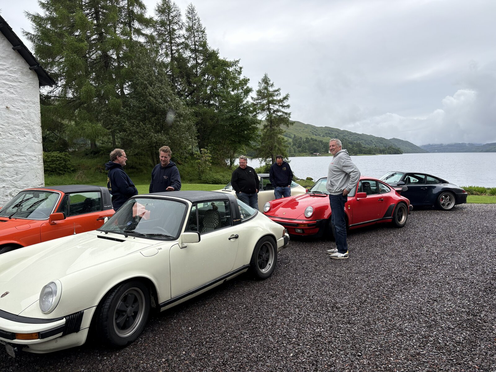 Ankunft am Taychreggan Hotel: fünf Porsche am Ufer des Loch Awe, Crew lockert sich nach dem langen Tag