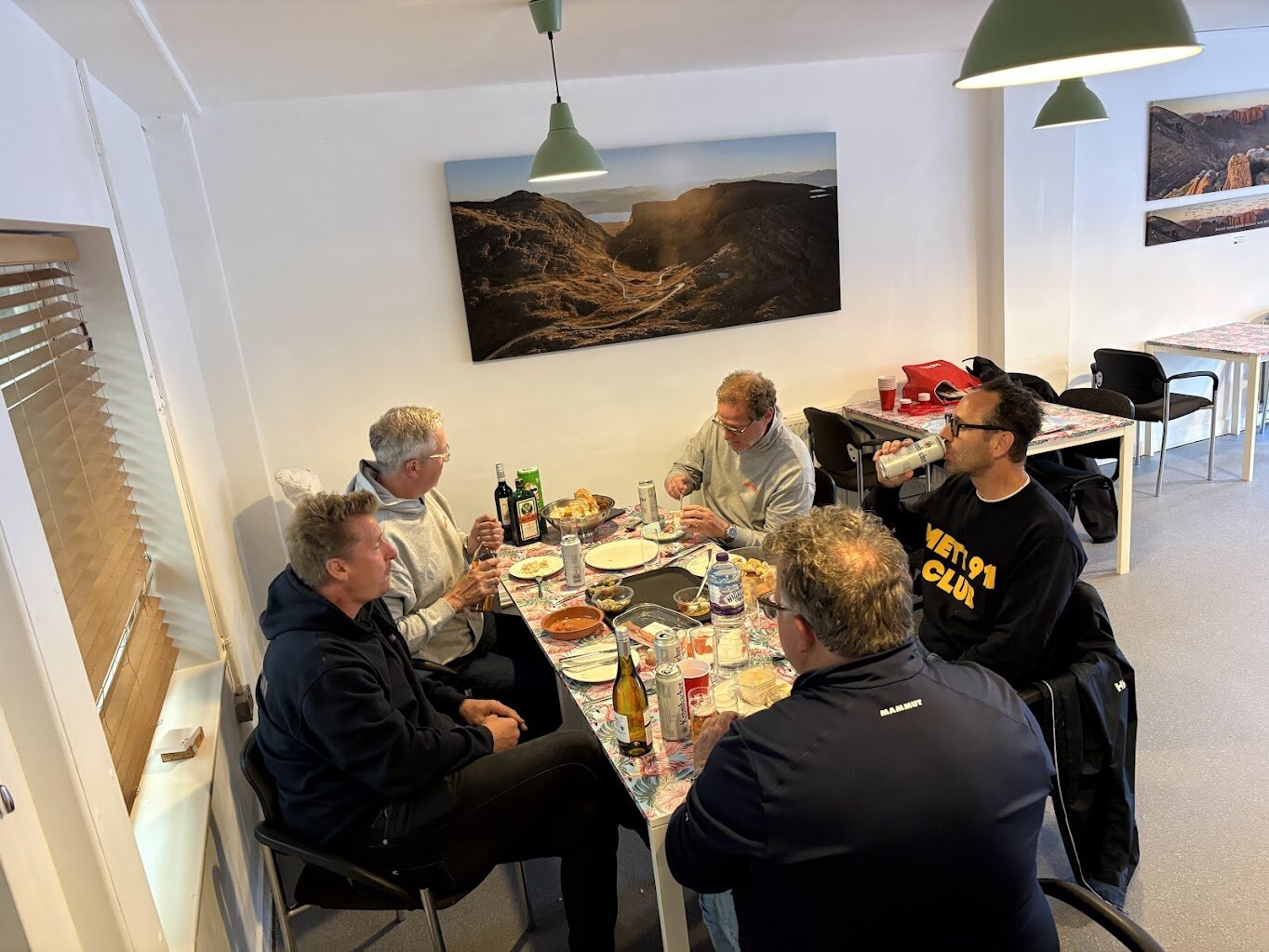 Crew am Esstisch im Hartfield House Hostel Applecross