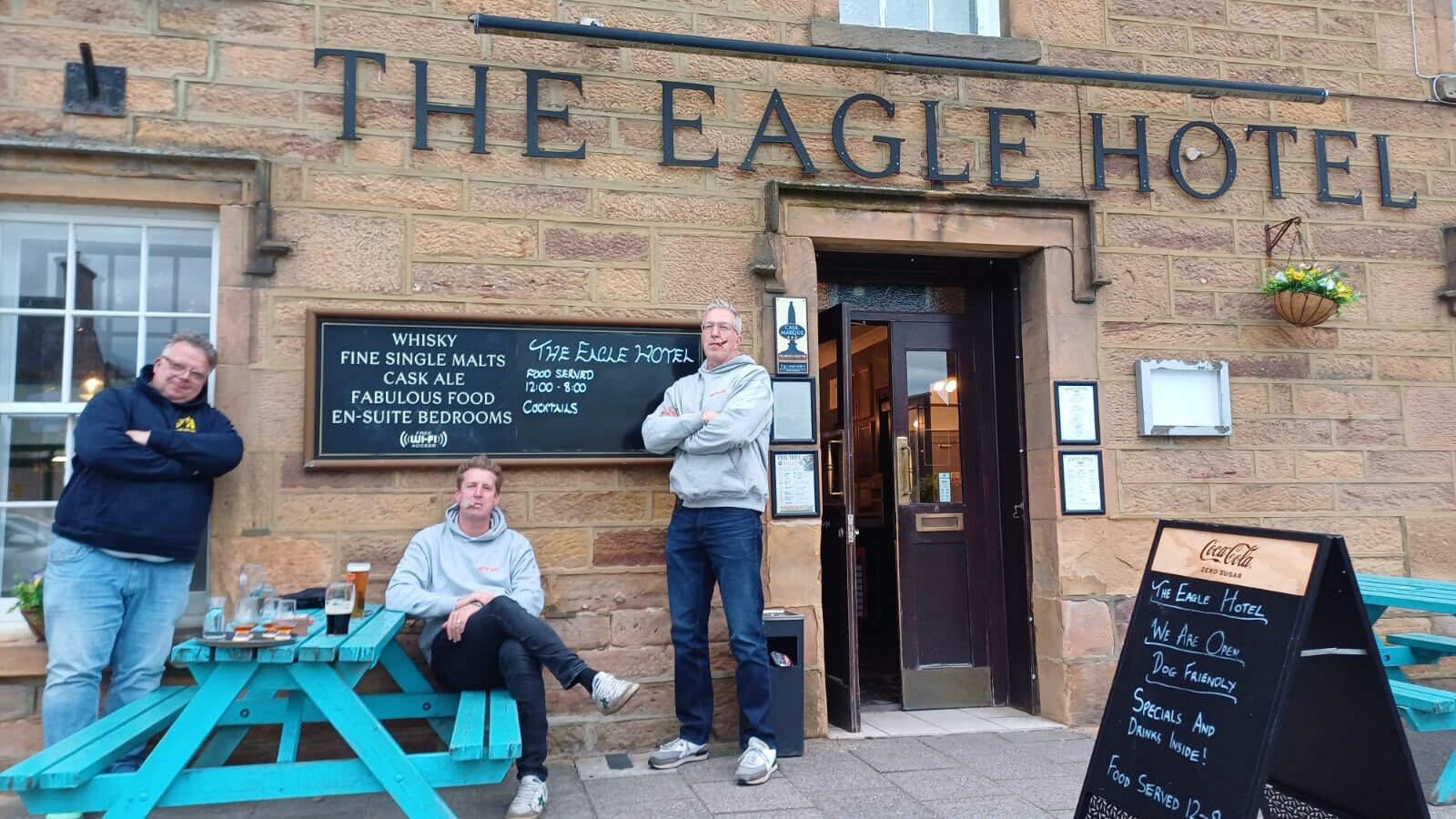 Drei Clubmitglieder vor dem Eagle Hotel in Dornoch